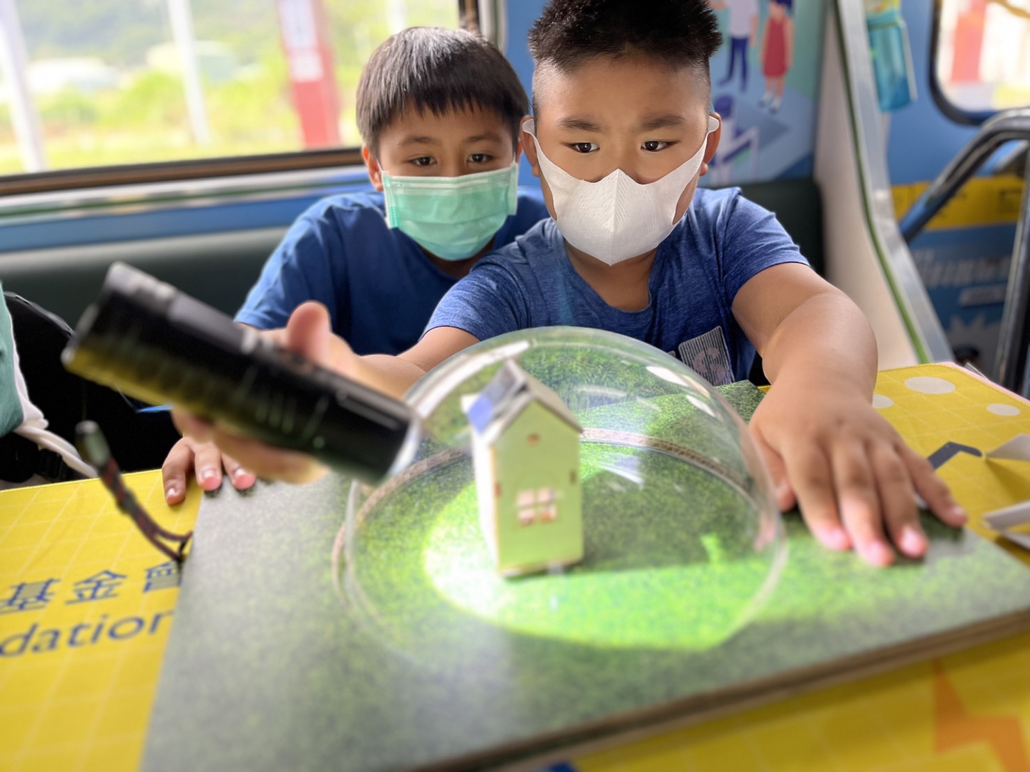 z6.com參與基礎科學主題車廂，以STEAM教學精神，設計「逐日科學家」、「太陽能工程師」以及「淨零建築師」三大能源科普課程和實驗