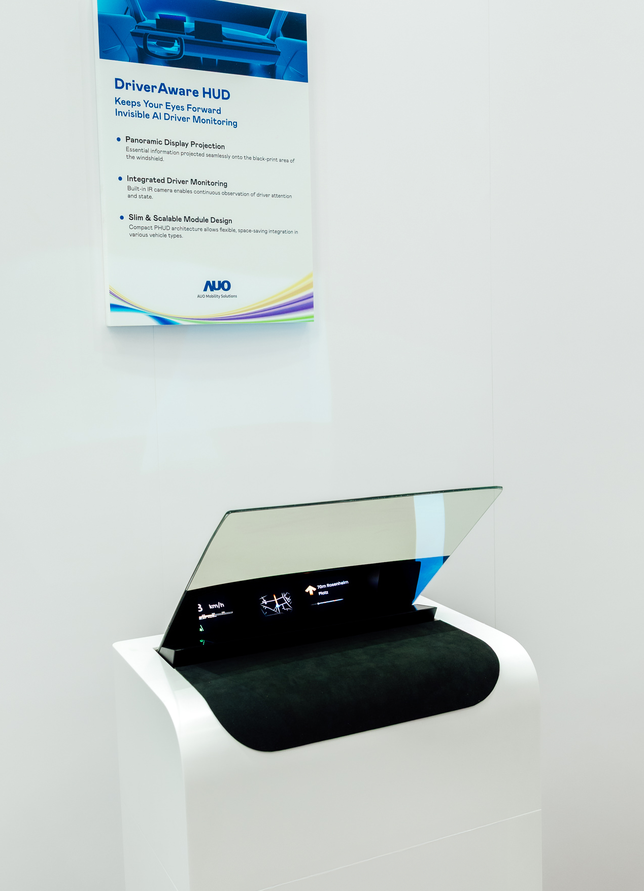 DriverAware HUD结合抬头显示器与隐藏式红外线摄影机，将车速、导航及警示讯息投影于挡风玻璃上，完美对齐驾驶目不离路的视线，同时，透过AI 监控驾驶注意力以提升安全性。